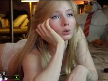 webcam girl bestblondiiecb live cam image #8870846