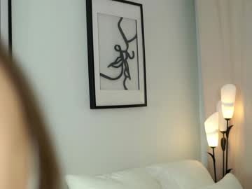 webcam girl peek_in_my_window live cam image #10459117