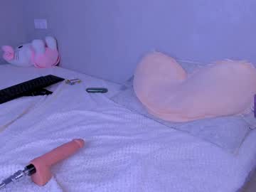 webcam girl tiny__alice live cam image #9990844