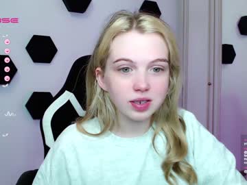 webcam girl small_blondee live cam image #5688876