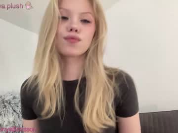 webcam girl sonyaplush live cam image #8819348