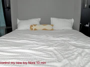 webcam girl carolinaherera live cam image #10741803
