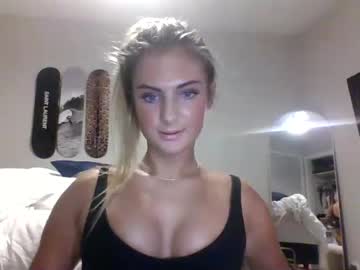 webcam girl lovelyaveryy live cam image #10827044