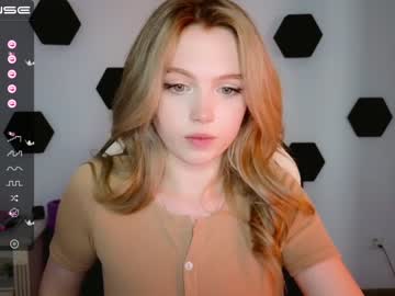 webcam girl small_blondee live cam image #6204900