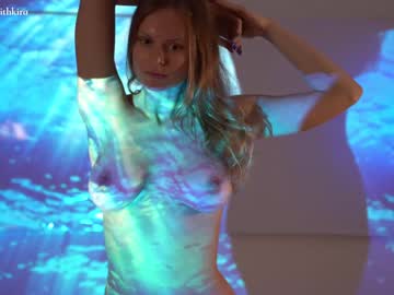 webcam girl chillwithkira live cam image #5683663