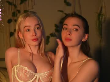 webcam girl mother__of__dragons live cam image #7663203