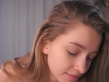 webcam girl little_poetry live cam image #12467788