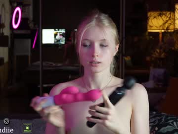 webcam girl bestblondiiecb live cam image #7774742