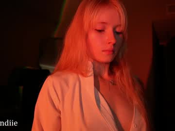 webcam girl bestblondiiecb live cam image #10661763