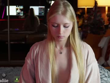 webcam girl bestblondiiecb live cam image #7911409