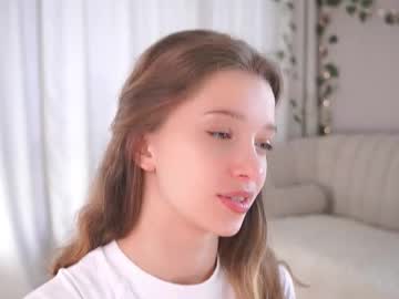 webcam girl little_poetry live cam image #12370352