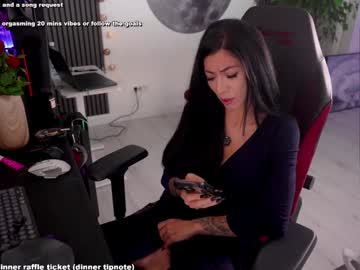 webcam girl evelyne92 live cam image #12685335