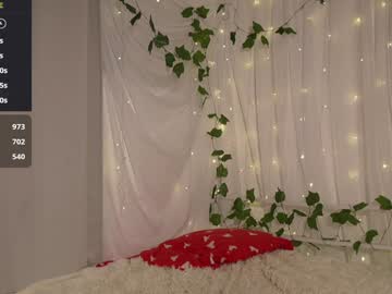 webcam girl mother__of__dragons live cam image #10690592