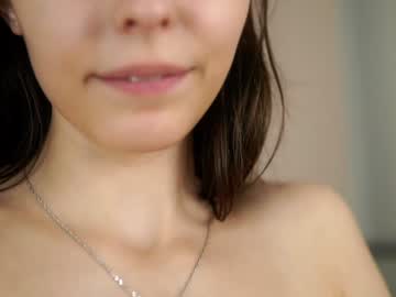 webcam girl peek_in_my_window live cam image #10189650