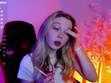 webcam girl small_blondee live cam image #5428289