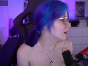 webcam girl blue_mooncat live cam image #9830904