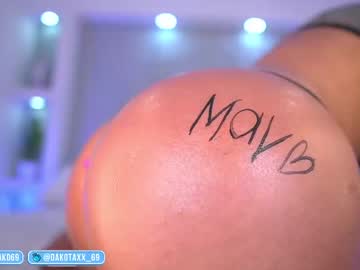 webcam girl dakota_leex live cam image #12214298