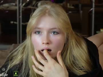 webcam girl bestblondiiecb live cam image #8483841