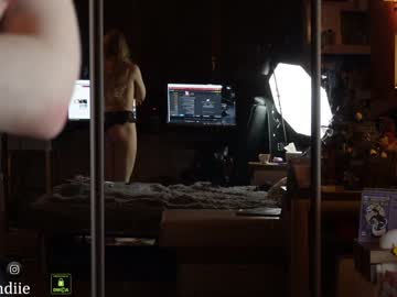 webcam girl bestblondiiecb live cam image #8236386