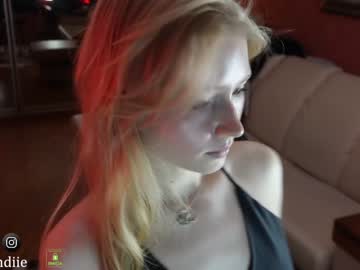 webcam girl bestblondiiecb live cam image #9159720