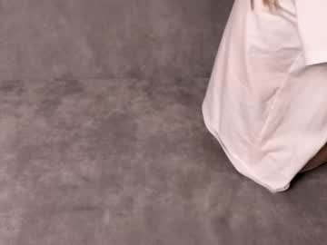 webcam girl lesi_moon live cam image #6851759