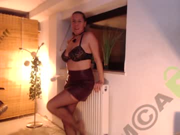 webcam girl the_milf_steff live cam image #1027665