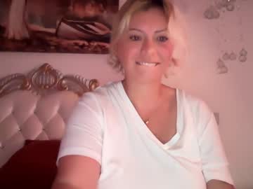 webcam girl kiradivine live cam image #12939801