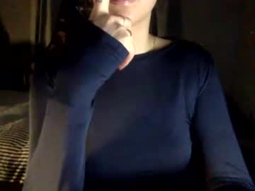 webcam girl lillyandhertoyy live cam image #8377211