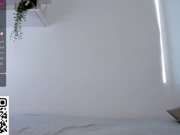 webcam girl peek_in_my_window live cam image #8240696