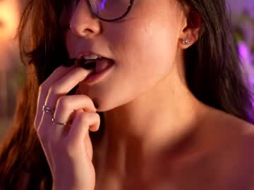 webcam girl littlee33 live cam image #4196340