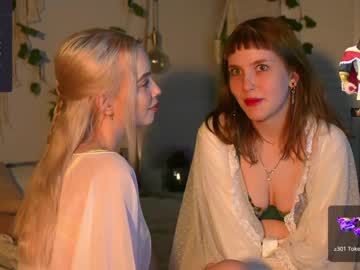 webcam girl mother__of__dragons live cam image #8166122