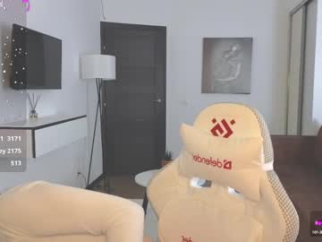 webcam girl adrianawow1 live cam image #12309443