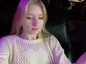 webcam girl bestblondiiecb live cam image #5196837