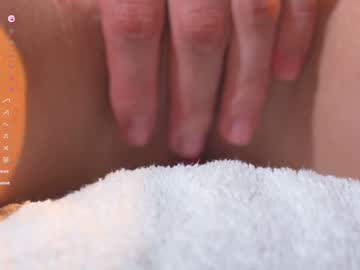 webcam girl lucie_beltran live cam image #12558405