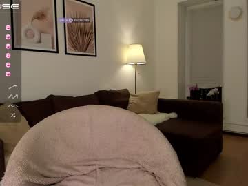 webcam girl intrigueeme live cam image #1944978