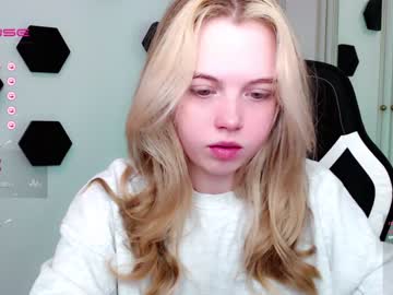 webcam girl small_blondee live cam image #5688431
