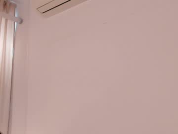 webcam girl peek_in_my_window live cam image #8882991