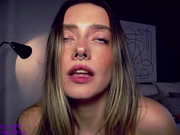 webcam girl yvie_ live cam image #10145225