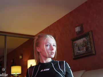 webcam girl bestblondiiecb live cam image #7928139
