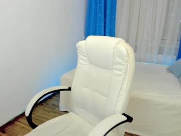 webcam girl emmika_ live cam image #8607704