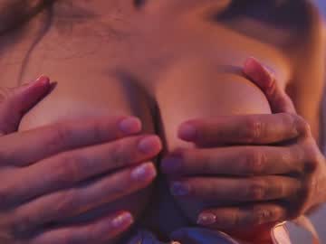 webcam girl lucie_beltran live cam image #8712465
