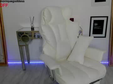 webcam girl moniqueeass live cam image #9912802