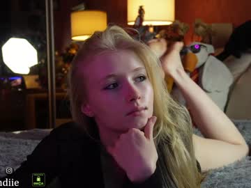 webcam girl bestblondiiecb live cam image #8092349
