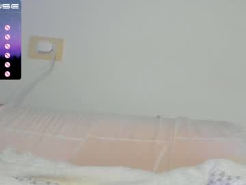 webcam girl lucie_beltran live cam image #4477480