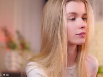 webcam girl brave_journey live cam image #12710423