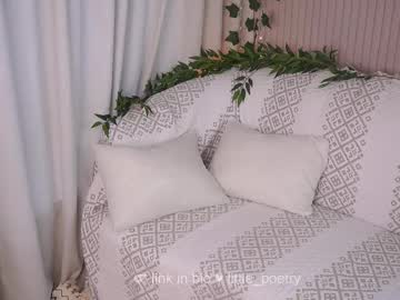 webcam girl little_poetry live cam image #12903906