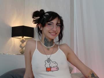 webcam girl breeding_material live cam image #10219729