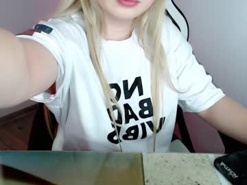 webcam girl shy_blondiee live cam image #4988243