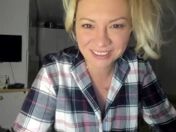 webcam girl kiradivine live cam image #4195394