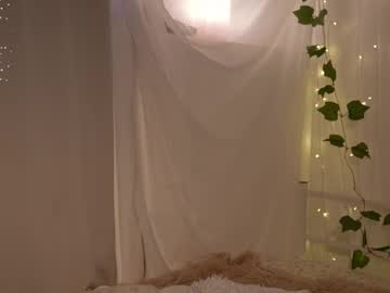 webcam girl mother__of__dragons live cam image #12925246